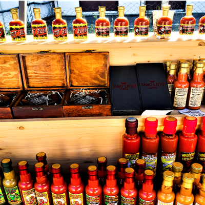 Komplet ljutih umaka u prikladnom pakiranju.